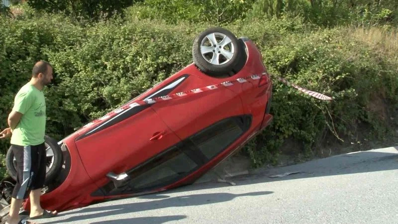 Sultangazi’de virajı dönemeyen otomobil takla attı: 1 yaralı
