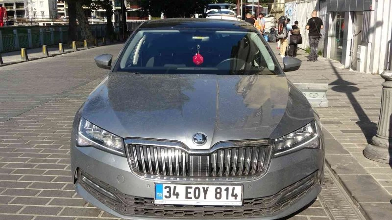 Ehliyetsiz turistler görevlerini yapan polislerin önce fotoğraflarını çekti, sonra rüşvet teklif etti
