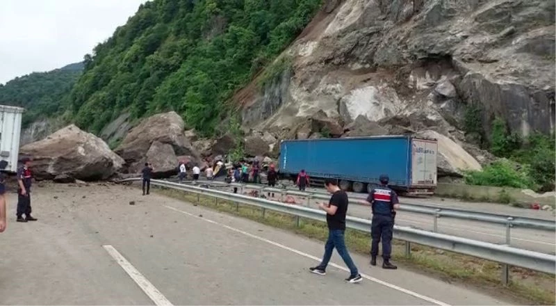 Artvin’in Kemalpaşa ilçesinde meydana gelen heyelandan ötürü yoldan geçen tırlar zarar gördü, bölgede ölü ve yaralıların olduğu biliniyor, yol ulaşıma kapandı
