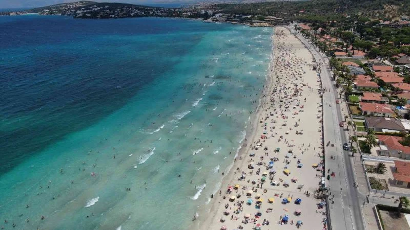 Çeşme’nin nüfusu 1 milyona dayandı, plajlar doldu taştı
