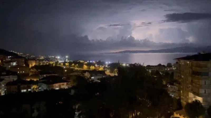 Bursa’da şimşekler geceyi gündüze çevirdi
