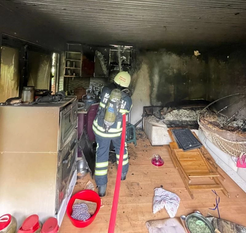 Site bahçesindeki ahşap yapıda yangın çıktı
