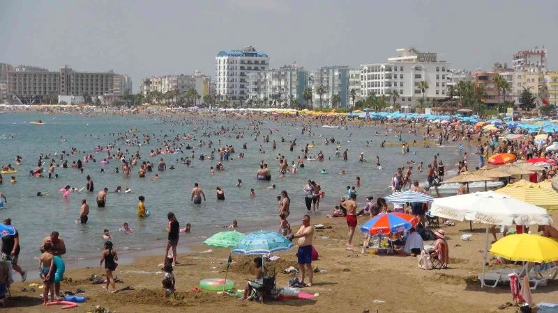 Mersin sahillerinde oteller dolunca tatilciler yerde çadırda ve araçlarında tatil yapıyor
