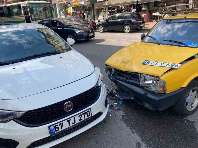 Otomobilini durduramayıp park halindeki araca çarptı: 1 yaralı
