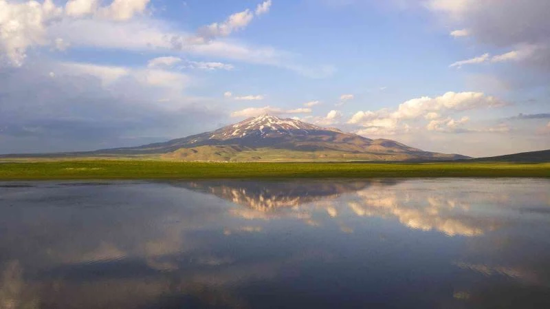 Süphan Dağı’nın Cil Gölü’ne yansıması kartpostallık görüntüler oluşturdu
