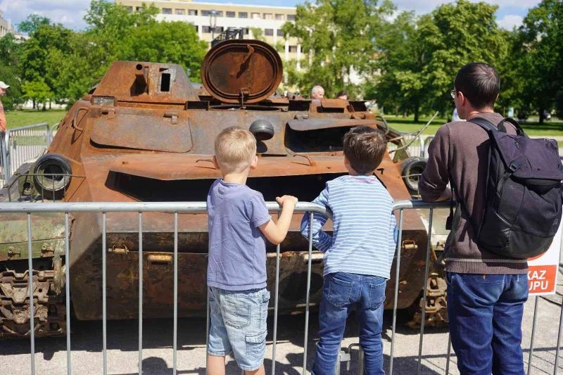 Savaşta ele geçirilen Rus tankları Prag’da sergileniyor

