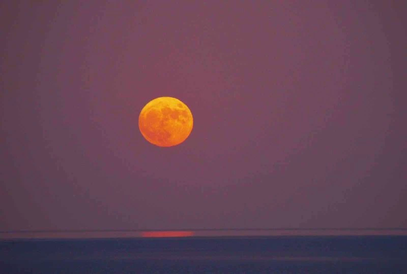 Van Gölü üzerinde yükselen dolunay hayran bıraktı
