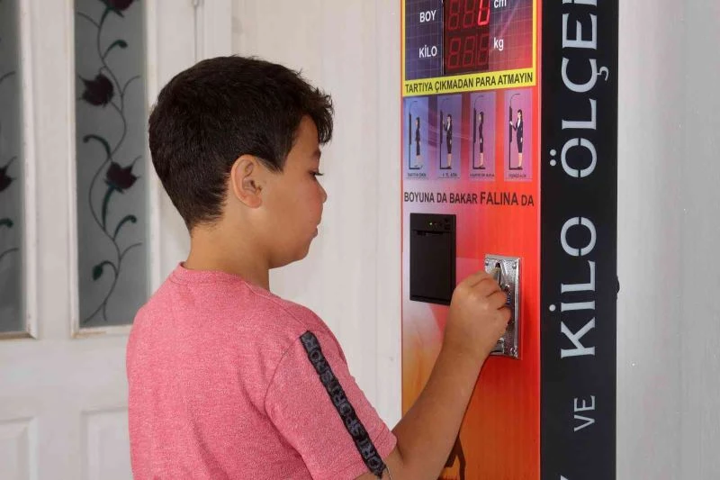 Vanlı öğretmen boy ve kilo ölçen cihaz üretti
