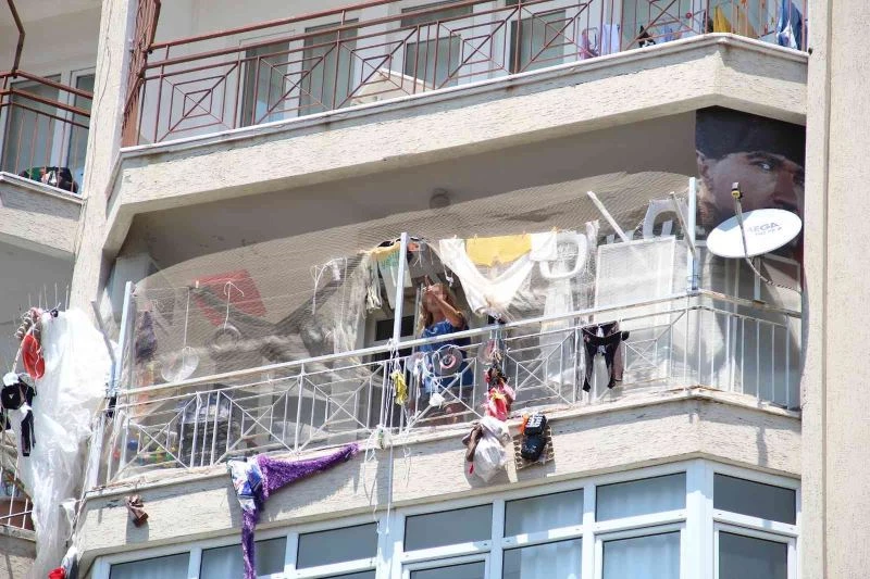 Genç kadın yaptıklarıyla mahalleliyi canından bezdirdi
