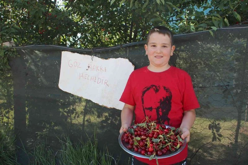 Yaşı küçük kalbi büyük, yaptığı hareketle gönülleri fethetti
