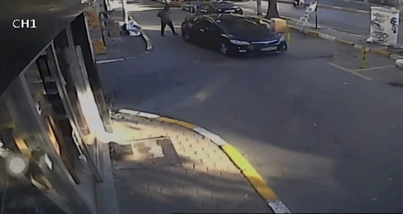 İstanbul’da dehşet anları kamerada: Otomobille birini ezmeye çalışırken işyerine daldı
