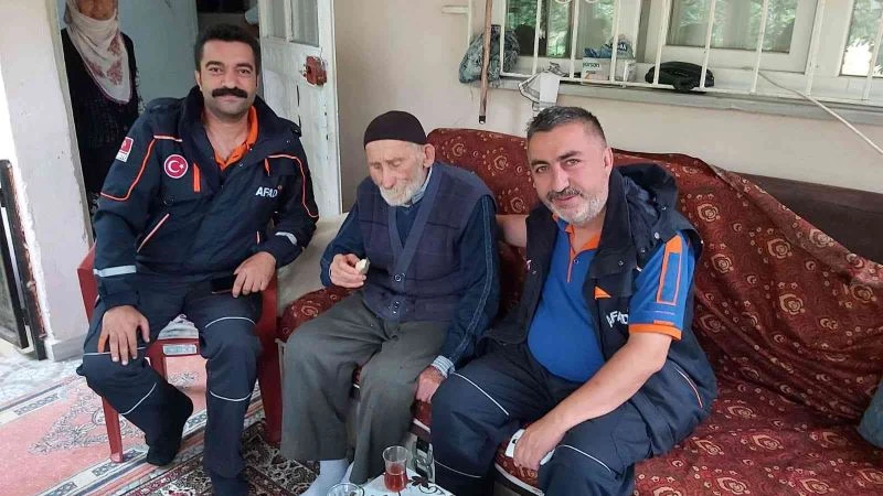 Hayatından endişe ediliyordu, komşunun bahçesinde uyurken bulundu
