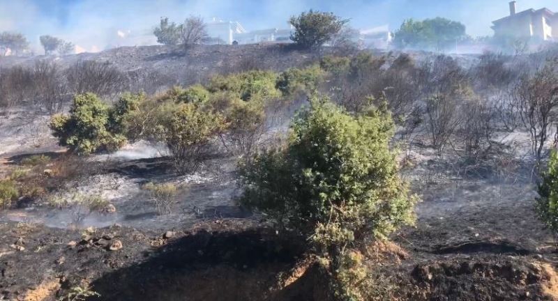 Maltepe’de otluk alanda yangın çıktı. İtfaiye ekiplerinin yangına müdahalesi sürüyor.
