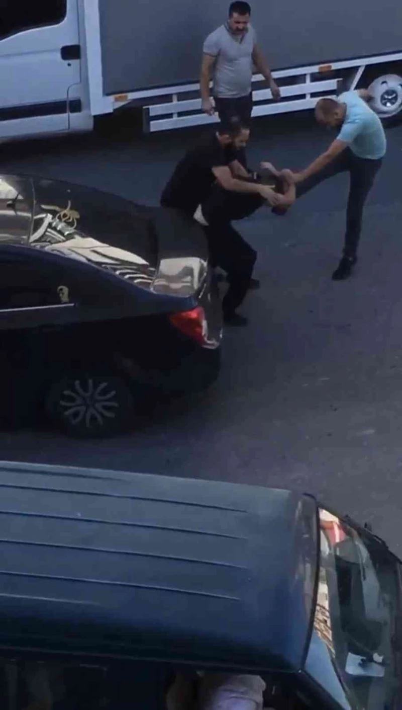 Esenyurt’ta taksici, ücret tartışması yaşadığı yolcuyu tekme tokat dövdü
