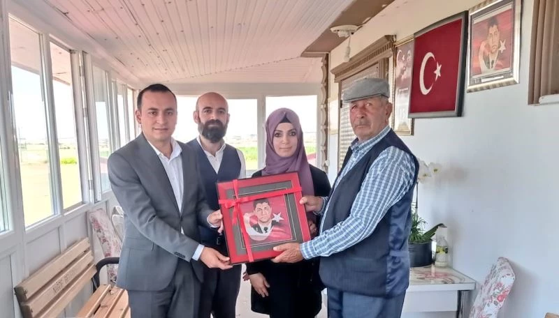 Şehit Ömer Halisdemir’in portresini bin 500 ilmekle 1 yılda işledi
