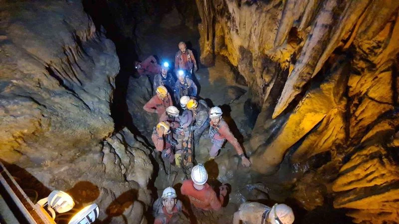 12 saat sonra düştüğü mağaradan kurtarıldı
