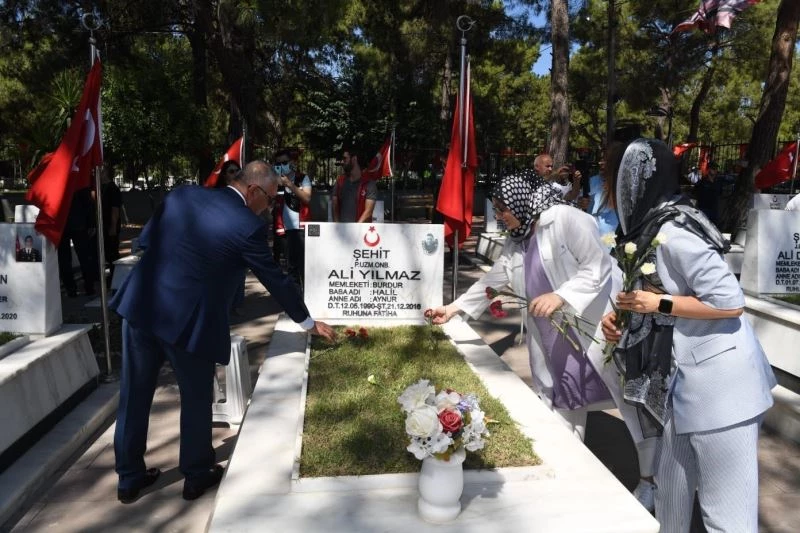 15 Temmuz şehitleri mezarları başında anıldı
