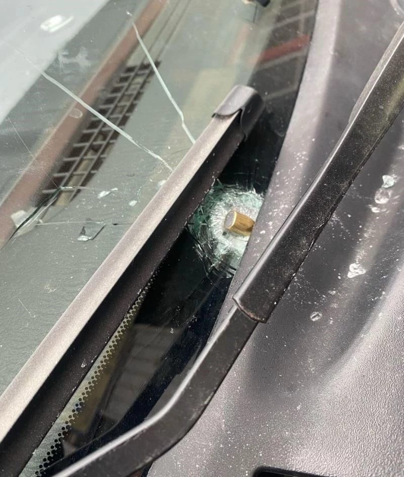 Yorgun mermi aracın camına isabet etti
