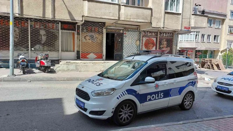 Küçükçekmece’de adamı dövüp üçüncü kattan attılar
