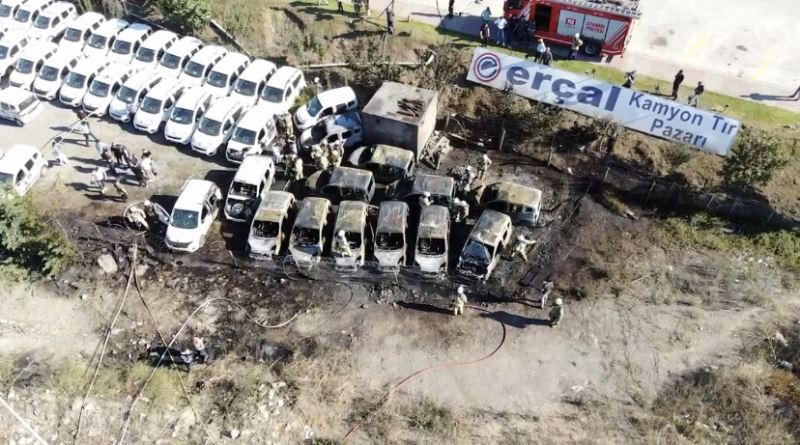 Sancaktepe’de oto galeriye ait otoparkta 16 ticari araç alev alev yandı
