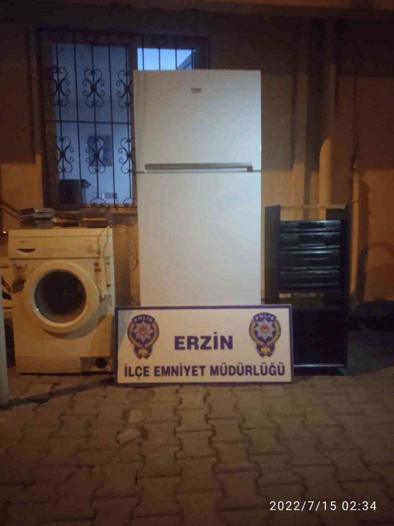 Erzin’de hırsızlık şüphelisi çaldığı eşyalarla yakalandı
