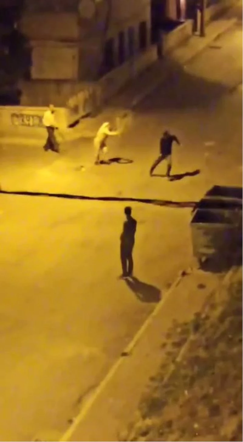 Oğluyla kavga eden gence sopayla saldırdı
