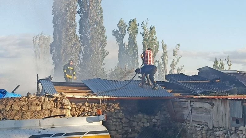 Evde çıkan yangın başka bir ev ve iki ahıra sıçradı
