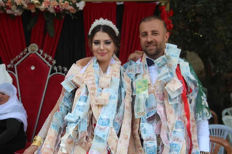 120 haneli köyün nüfusu genç çiftin düğününde 3 bin oldu
