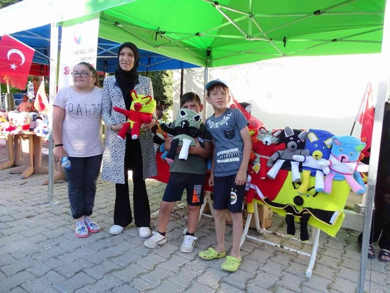 Emet Festivali’nde işitme engellilerin ürettiği sürpriz battaniyeye yoğun ilgi
