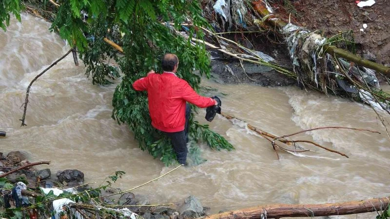 Heyelan nedeniyle mahallesine ulaşım kapandı, ölümü göze alıp dereden geçti
