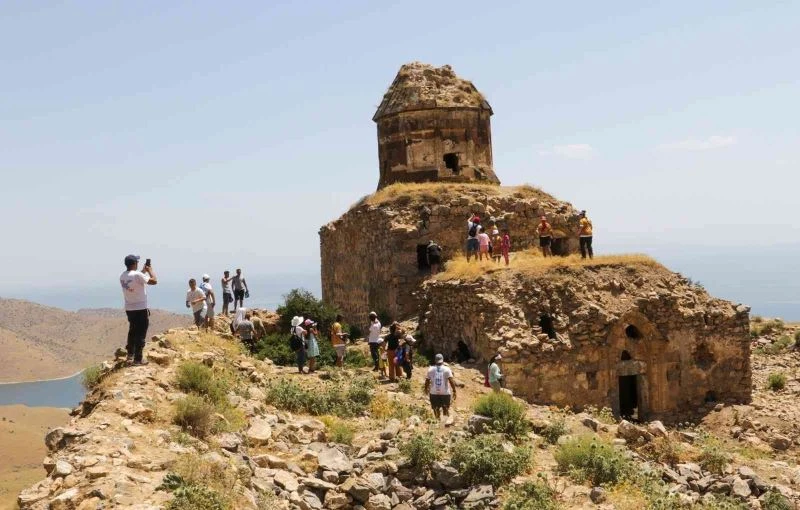 Van Denizi Yüzme Festivali renkli görüntülerle sürüyor
