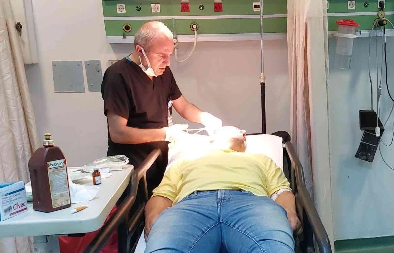 Markette kurusıkı tabancayla şaka yaparken kafasından kendini vurdu
