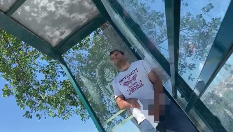 FETÖ’den ihraç edilen eski polis, otobüs durağında bekleyen kadına hayatının şokunu yaşattı
