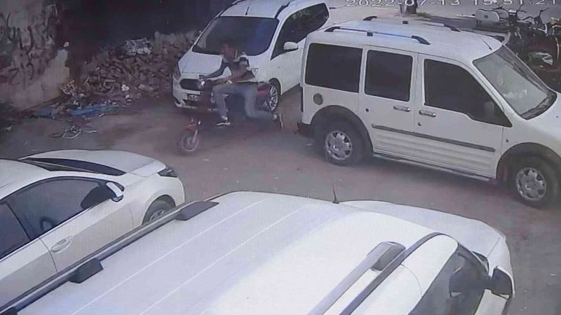 Hırsızlığın böylesi... Yardım ederek çaldılar
