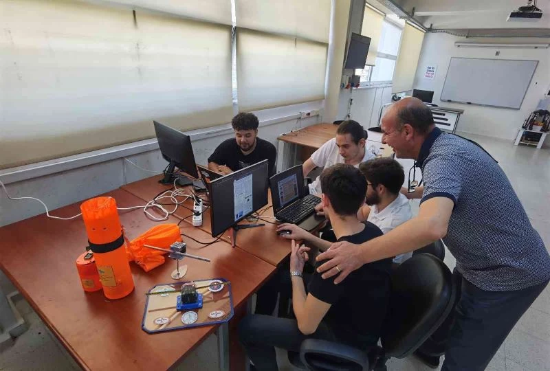 Model uydu yarışmasında şampiyon olmanın gururunu yaşıyorlar
