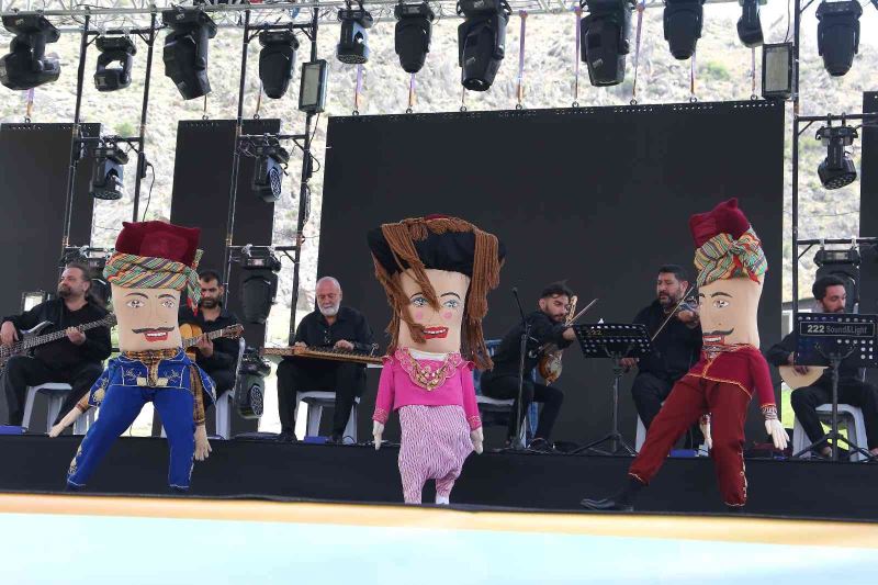 Anadolu Halk Dansları Topluluğu, Nasreddin Hoca Festivali’ne katıldı
