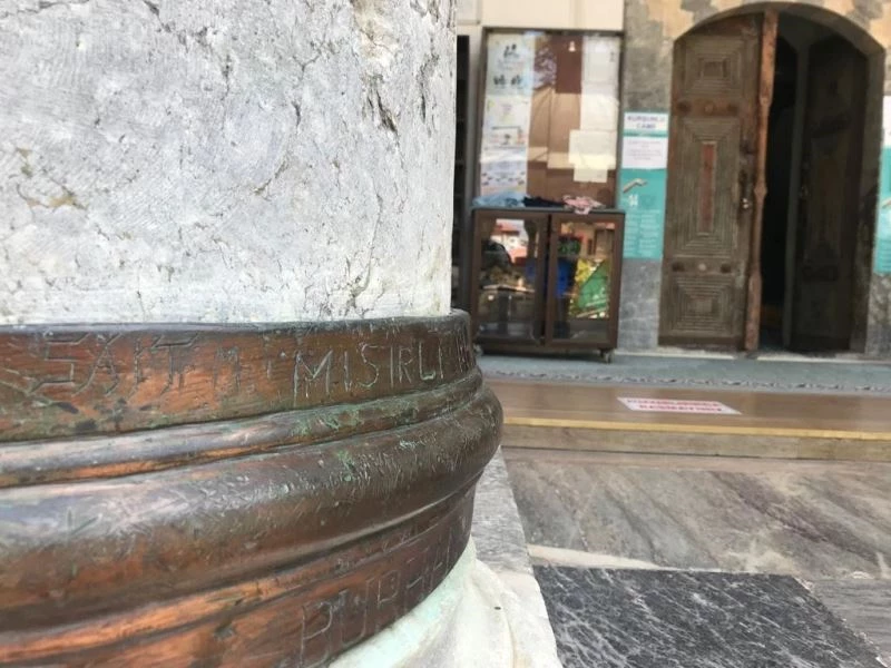 Tarihi külliyenin sütunlarına büyük saygısızlık
