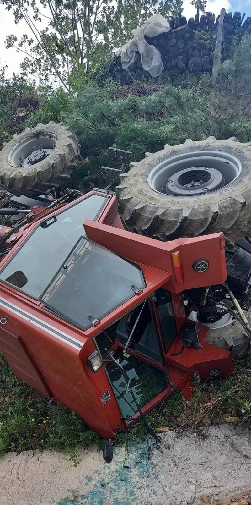 Traktör şarampolde devrildi, sürücüsü atlayarak kurtuldu
