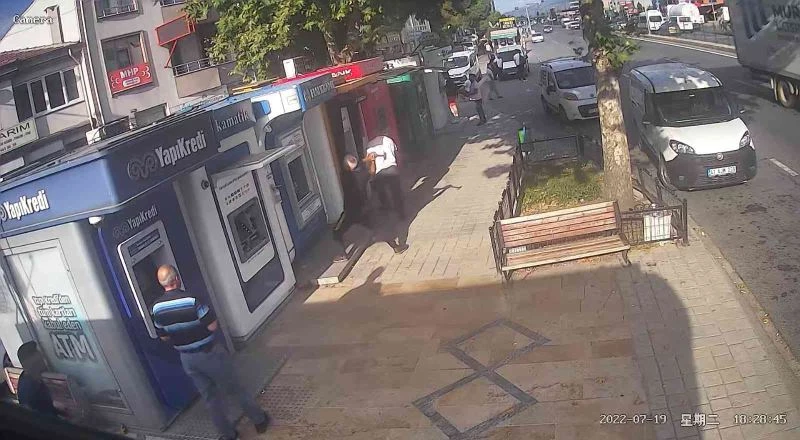 Bankamatikleri 3.kez çekiçle böyle parçaladı
