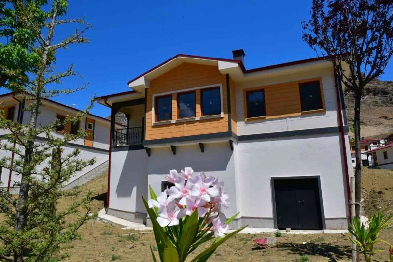 Baraj suları altında kalacak köyün taşınacağı yeni merkezde yapılan konutlar lüks villaları aratmadı
