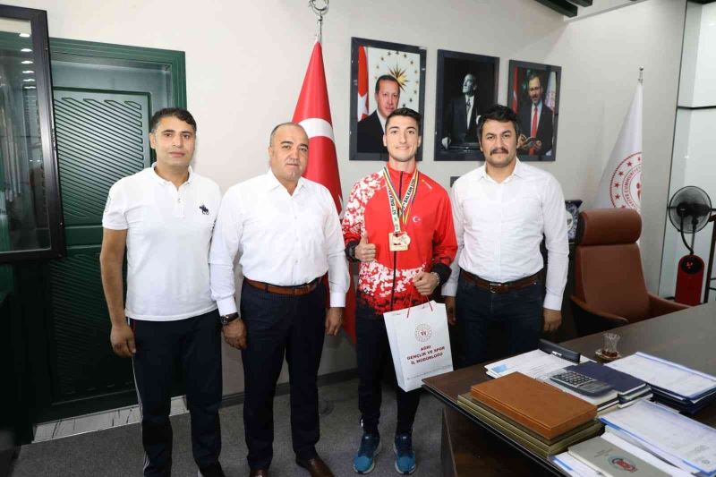 Balkan şampiyonu Ali Demir il müdürünü ziyaret etti
