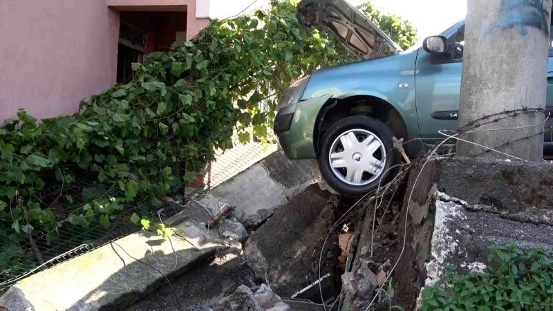 Fren yerine gaza basınca otomobil duvara çarptı
