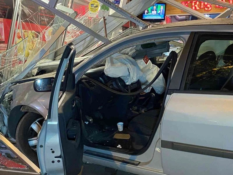 Kadıköy’de 21 yaşındaki alkollü sürücü kafeye daldı
