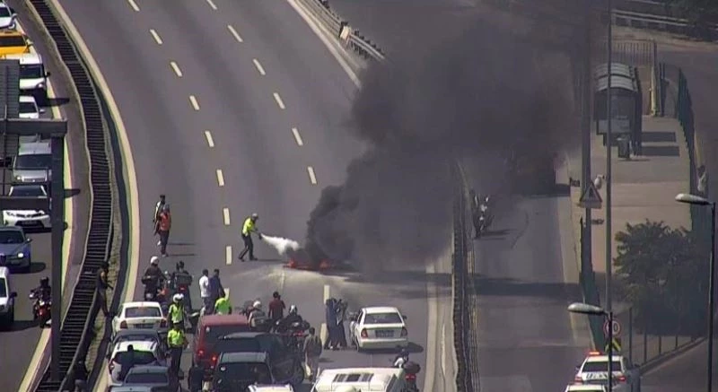 Üsküdar’da 15 Temmuz Şehitler Köprüsü girişinde bir motosiklette yangın çıktı. Yol ortasında yanan motosiklete itfaiye ekipleri tarafından müdahale ediliyor.
