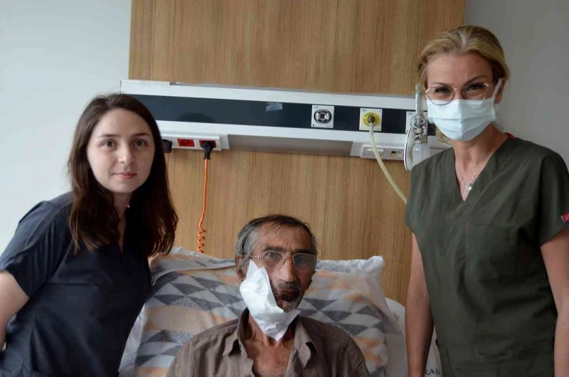Tümör nedeniyle su bile yutamayan hastaya ameliyatlı çözüm
