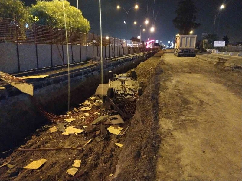 Adana’da alt geçit çalışmasına otomobil düştü: 1 yaralı
