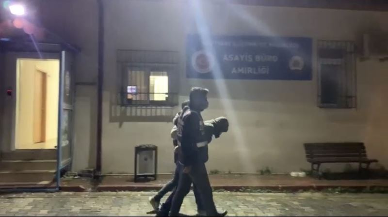 İstanbul’da lokantayı soyan hırsızı giydiği kapüşonlu mont yakalattı
