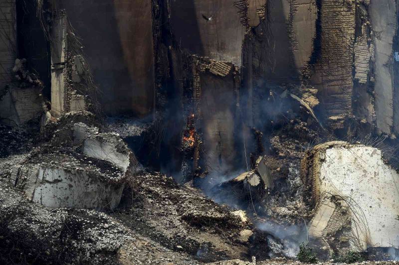 Beyrut Limanı’nın enkazında yangın çıktı
