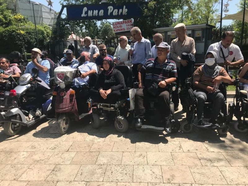 Aktif Engelliler Platformu’ndan, lunaparka alınmadığı iddia edilen engelli aile ile basın açıklaması
