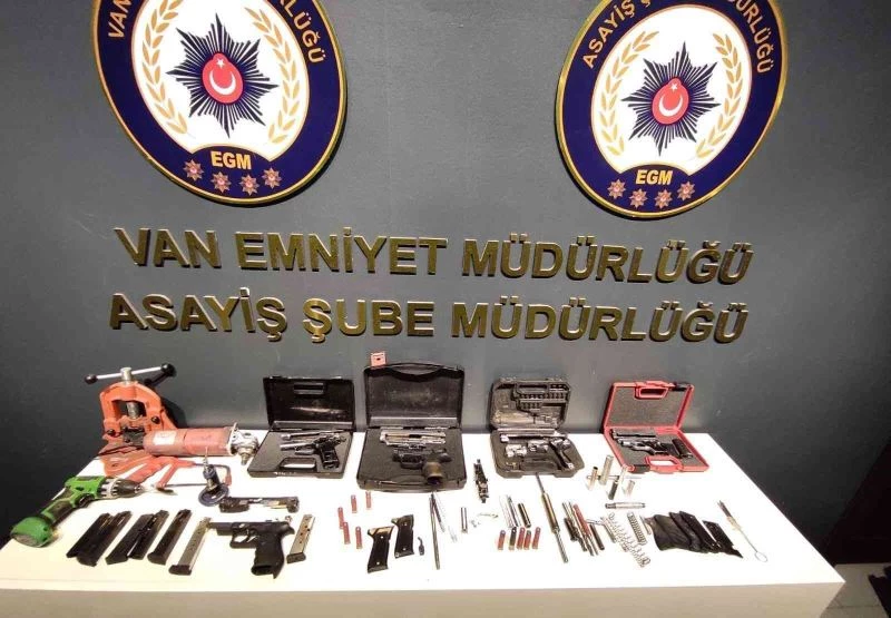 Kurusıkıları gerçek tabancaya dönüştüren şahıs yakalandı
